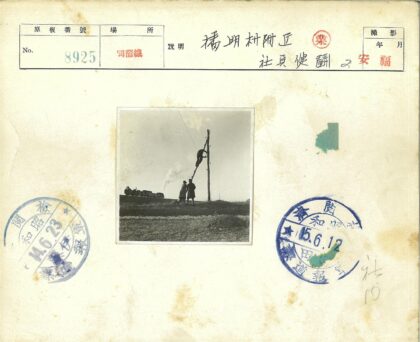 攀爬电线杆与火车背景.jpg