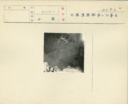 攀登悬崖的登山者.jpg