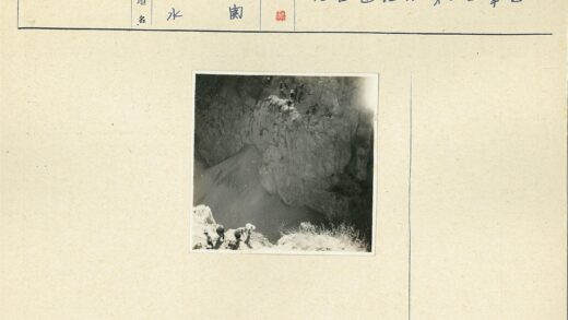 攀登悬崖的登山者.jpg