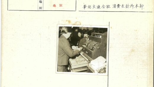 收银员服务顾客排队场景.jpg