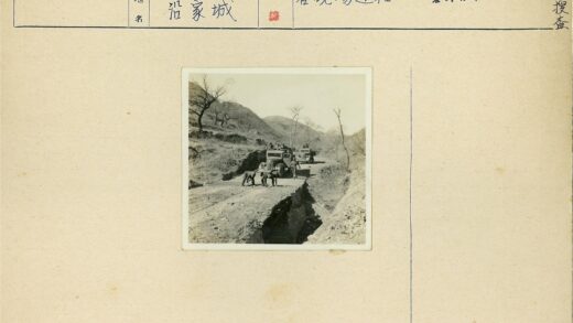 救援队卡车旁担架救援场景.jpg