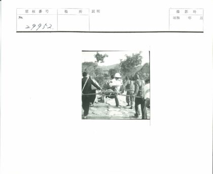 救援队山区担架转运伤员.jpg