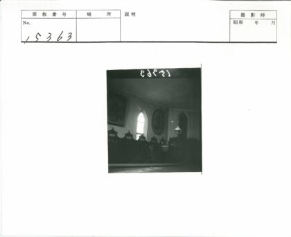 教堂内景木椅彩窗画框灯具.jpg