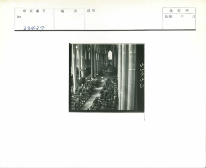 教堂内景祭坛与长椅.jpg