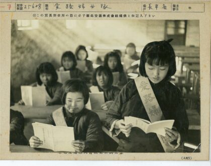 教室中专注读书的女孩们.jpg