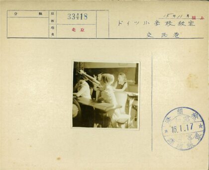 教室中学生举手提问.jpg