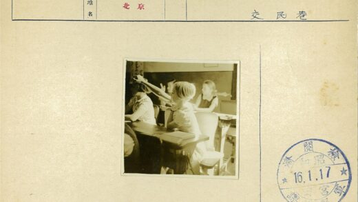 教室中学生举手提问.jpg