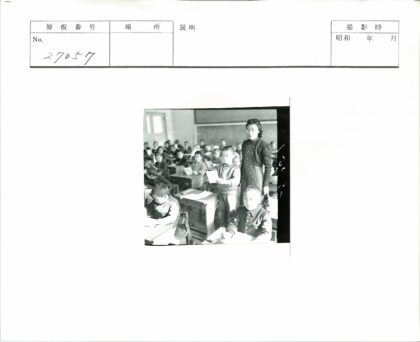 教室中学生朗读论文场景.jpg
