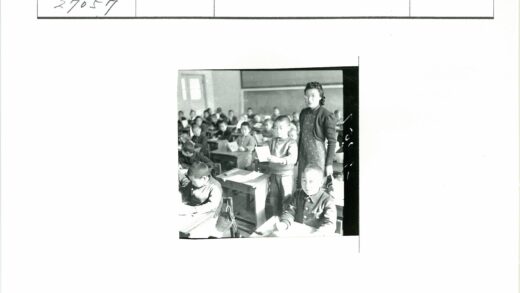 教室中学生朗读论文场景.jpg