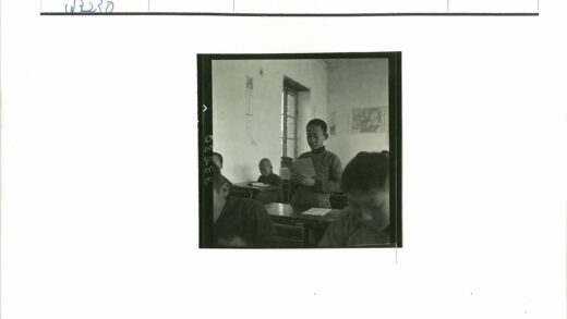 教室中学生站着看书场景.jpg