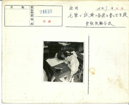 教室中小女孩专注写字.jpg