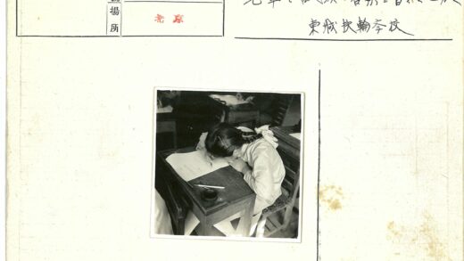 教室中小女孩专注写字.jpg