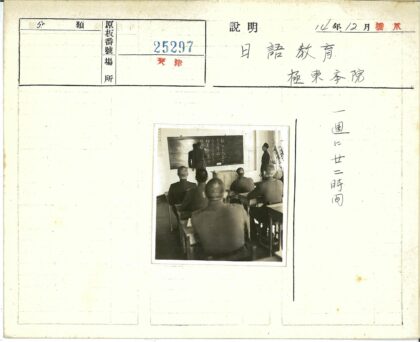 教室中穿制服的人们学习场景.jpg