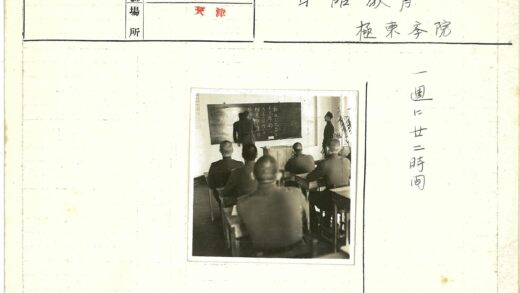 教室中穿制服的人们学习场景.jpg