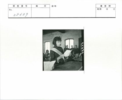 教室中阅读小册子的女孩.jpg