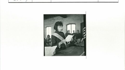 教室中阅读小册子的女孩.jpg