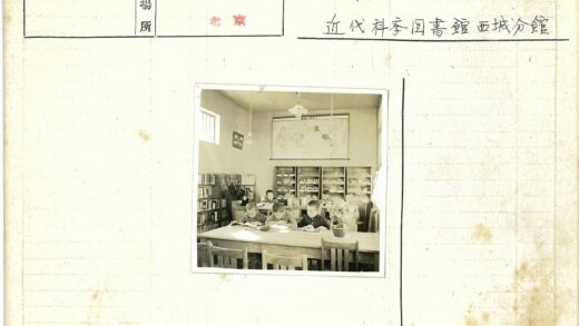 教室书架世界地图盆栽读书.jpg