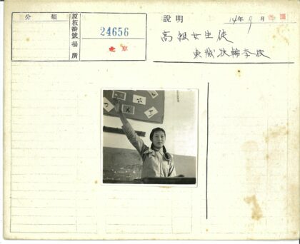 教室剪纸布告栏前举辫学生.jpg