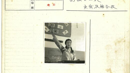 教室剪纸布告栏前举辫学生.jpg
