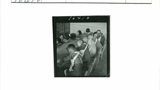 教室午休的孩子木桌椅.jpg