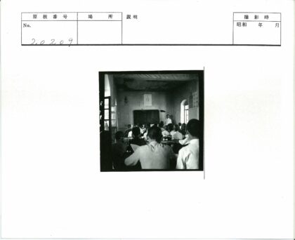 教室学生专注听讲教学场景.jpg