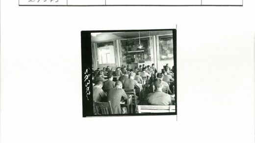 教室学生专注听课场景.jpg