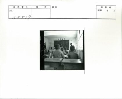教室师生互动学习场景.jpg