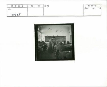 教室师生互动教学场景.jpg