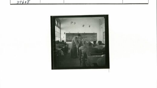 教室师生互动教学场景.jpg