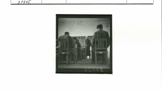 教室教学场景师生互动.jpg