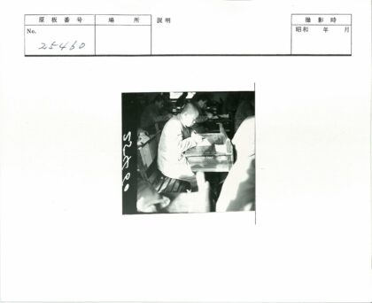 教室木桌前写字的人群.jpg