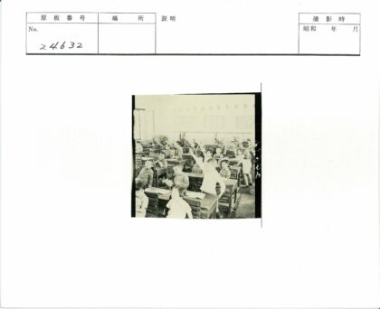 教室木桌椅教育海报孩子们举手.jpg