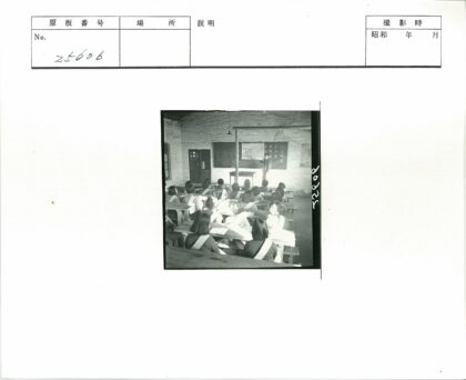 教室砖墙黑板教学场景.jpg