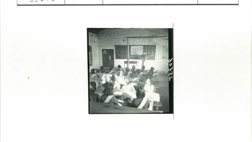 教室砖墙黑板教学场景.jpg