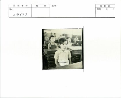 教室里唱歌的小男孩.jpg