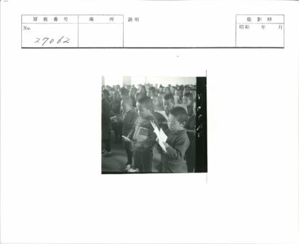 教室里孩子们读报纸的温馨瞬间.jpg