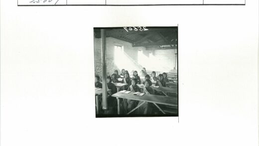 教室里的制服女孩们学习场景.jpg
