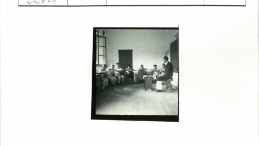 教室里的学生写作活动.jpg