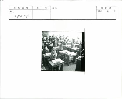 教室里的孩子们举手学习.jpg