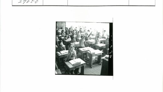 教室里的孩子们举手学习.jpg
