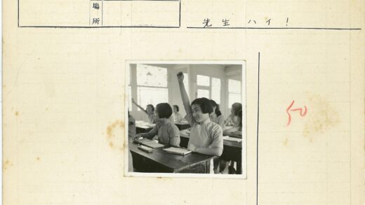 教室里的孩子们举手学习.jpg