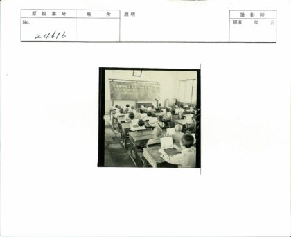 教室里的孩子们学习中文.jpg