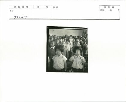 教室里的孩子们站成一排.jpg