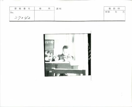 教室里的孩子们认真写字.jpg