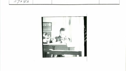 教室里的孩子们认真写字.jpg