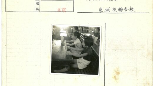 教室里的孩子们读报纸.jpg