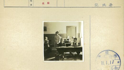 教室里的孩子们课间活动.jpg