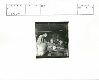 教室里的师生与弯曲石墙.jpg