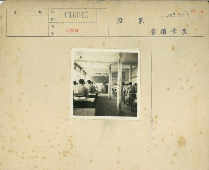 教室里的师生与自然光.jpg