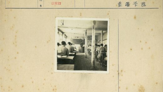 教室里的师生与自然光.jpg